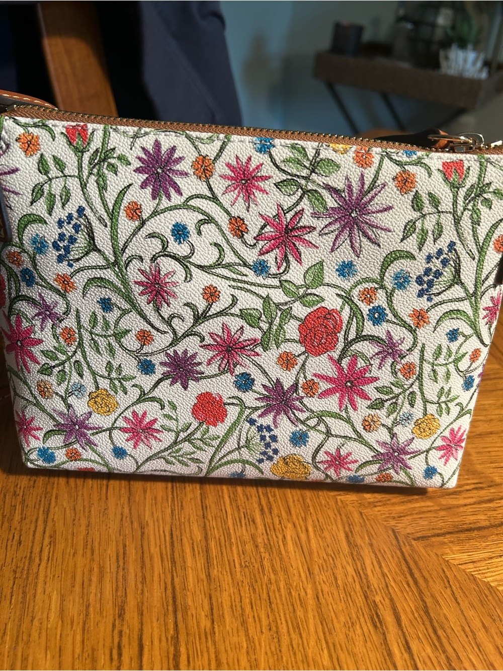 New D & B White Floral Crossbody with Brown Leather Strap & Matching Wristlet - Picture 6 of 15
